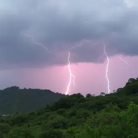 Cotia trovões e raios