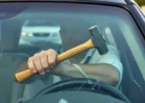 homem desconhecido danifica vidro de carros