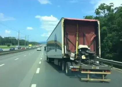 carreta tombada na Rodovia Raposo Tavares