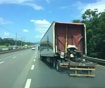 carreta tombada na Rodovia Raposo Tavares